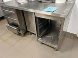 un plan de travail en acier inoxydable dans une cuisine, sur lequel est posée une casserole