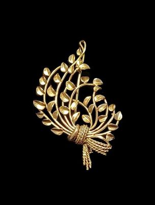 une broche plaquée or ornée de feuilles