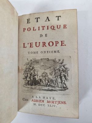un livre ouvert sur lequel figure une image représentant des personnes