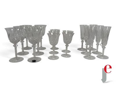 beaucoup de verres à vin posés sur la table