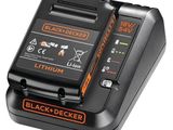 un chargeur de batterie Black & Decker sur fond blanc