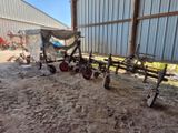 un tracteur qui est à l'arrêt dans la boue