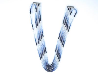 gros plan d'un collier sur fond blanc