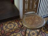 une chaise qui se trouve dans le coin d'une pièce