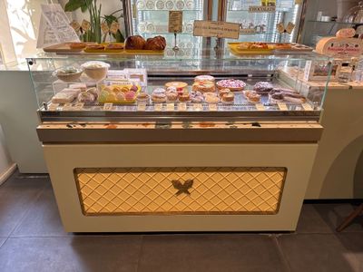 une vitrine présentant toute une gamme de pâtisseries
