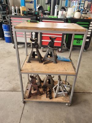 une table sur laquelle sont posés des outils, dans un garage