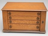 une vieille commode en bois comportant quatre tiroirs de chaque côté