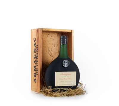 une bouteille de vin dans un coffret en bois, avec une étiquette dessus
