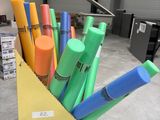 Des stylos aux couleurs vives se trouvent dans un sac en papier, dans un entrepôt.