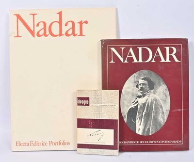 deux livres posés l'un à côté de l'autre sur une table