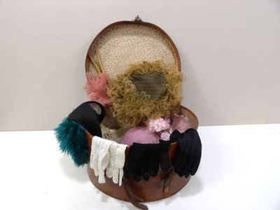 VINTAGE! Très joli lot comprenant une boîte à chapeau ancien…