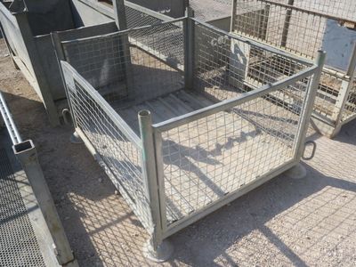 une cage avec un oiseau à l'intérieur, au bord de la route