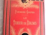 un livre rouge orné d'inscriptions dorées, posé sur un lit