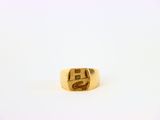 un gros plan d'une bague en or sur laquelle figure le chiffre 5