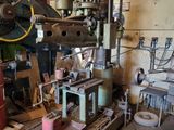 une photo d'un atelier d'usinage avec de nombreux outils