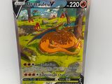gros plan d'une carte pokemon sur une surface blanche