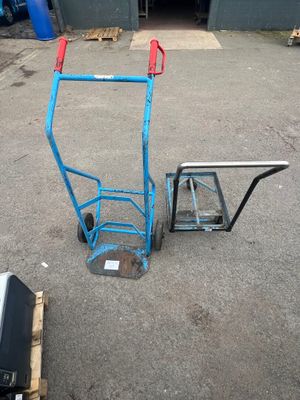 un diable bleu qui se trouve sur le parking