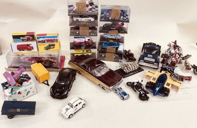 un grand nombre de petites voitures posées sur une table