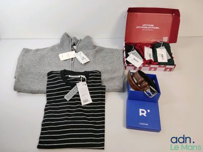 deux paires de chaussures, un pull et une paire de chaussures sont posés sur une table