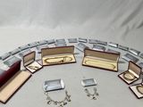 Plusieurs bijoux sont disposés en cercle sur une surface blanche