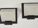paire d'appliques murales noires et blanches avec un abat-jour carré en verre