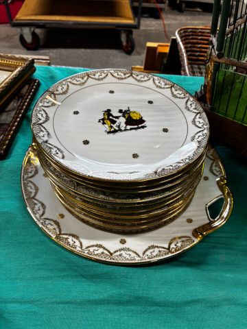 Service à gâteau en porcelaine à décor de scène galante comprenan...