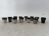 six verres à shot sont alignés en rang sur une table