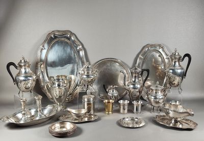 beaucoup d'objets en argent posés sur une table