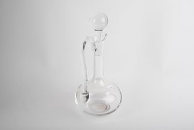 une bouteille en verre transparent munie d'un bouchon en verre