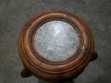 l'image d'une table ronde avec un plateau en marbre