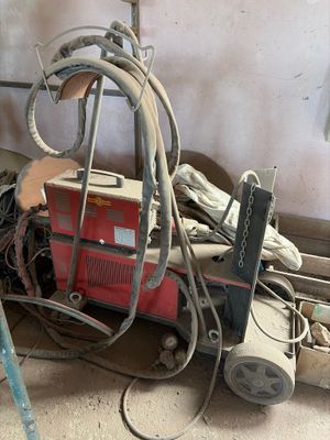 un tas de câbles et d'outils par terre dans un garage
