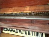 a piano that is sitting in the corner of a room