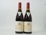 deux bouteilles de vin rouge posées sur une table blanche