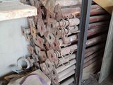 de nombreuses pièces de bois empilées dans une pièce
