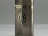 un étui à cigarettes ancien en argent, orné du visage d'un homme