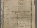 un vieux document exposé dans une vitrine