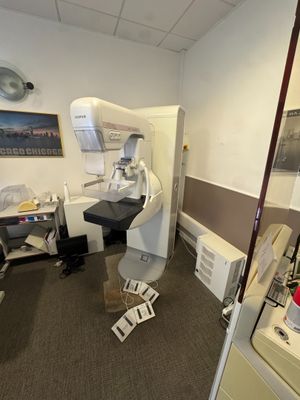 une image d'une pièce dans laquelle se trouve un appareil d'IRM