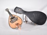 deux instruments de musique posés sur une surface blanche