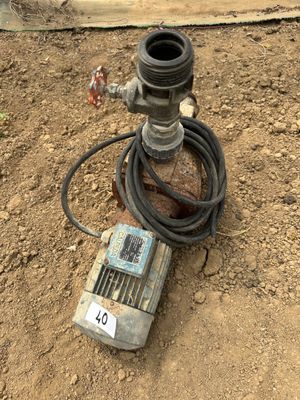 un compteur d'eau et un tuyau d'arrosage posé par terre