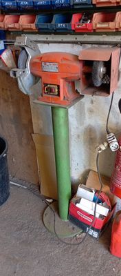 de nombreux types de bidons d'essence et d'autres objets dans un garage