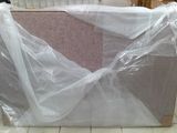 un gros meuble emballé dans du plastique