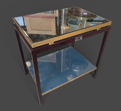 une table en verre surmontée d'un miroir