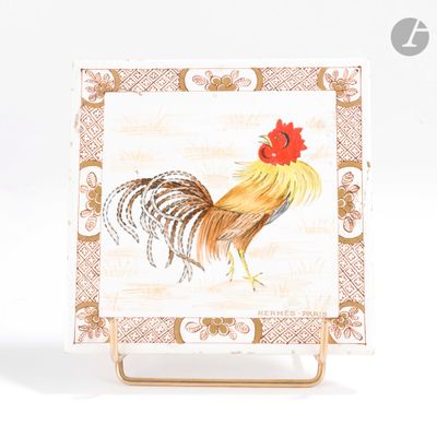 une image représentant un coq posé sur une assiette, elle-même posée sur un support