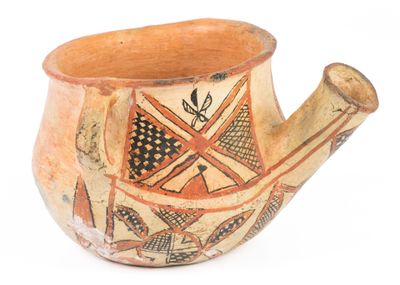 un vase avec un motif sur une surface blanche