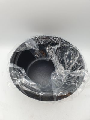un saladier en plastique muni d'un couvercle en plastique