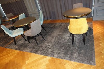 SUR DESIGNATION : Vingt-huit chaises assise tissu *** Si pas…