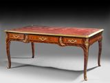 un bureau ancien à deux tiroirs et doté d'un plateau en marbre