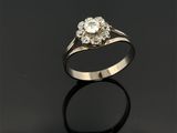 une bague de fiançailles ornée de deux diamants sur un fond noir