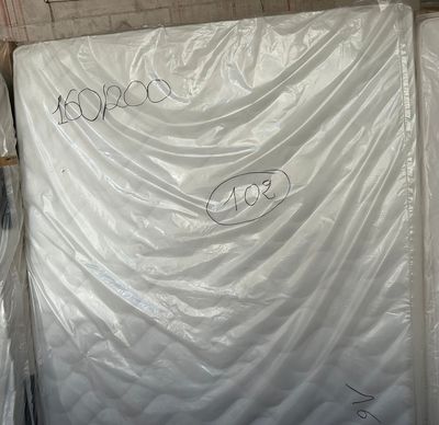 de nombreux matelas emballés dans une pièce