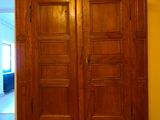 une grande armoire en bois dans le coin d'une pièce